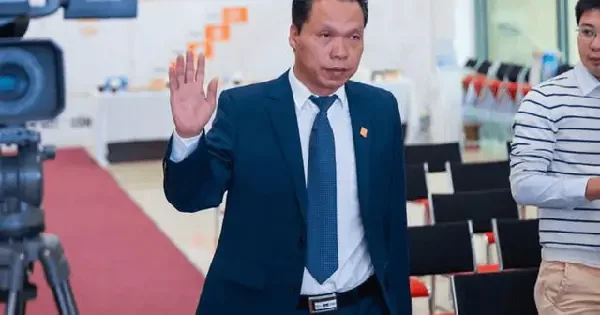 Một chủ tịch giữ lời, mua hết lượng cổ phiếu đã đăng ký