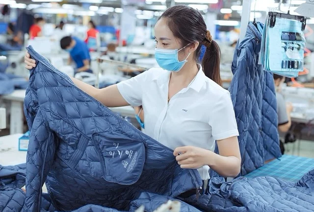 Doanh thu hãng may TNG tăng 17% trong tháng 4, cổ phiếu vẫn suy yếu