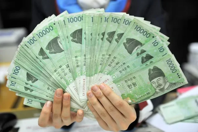 South Korea Must Pursue Expansionary Fiscal Policy to Boost Economy

The article title suggests that South Korea should adopt an expansionary fiscal policy to stimulate its economy.