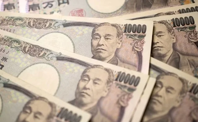Japanese Investors Boost Overseas Investments Despite Weak Yen