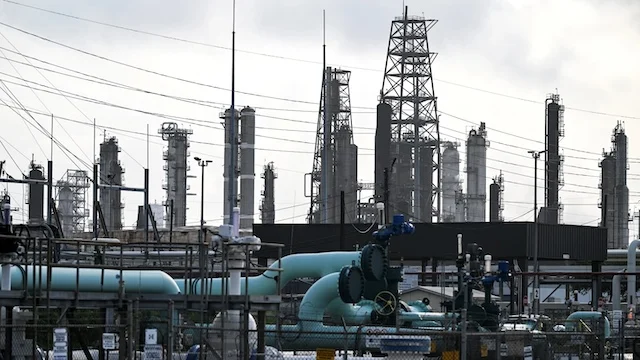 Dầu Brent giảm 2% khi ông Trump tới Trung Quốc