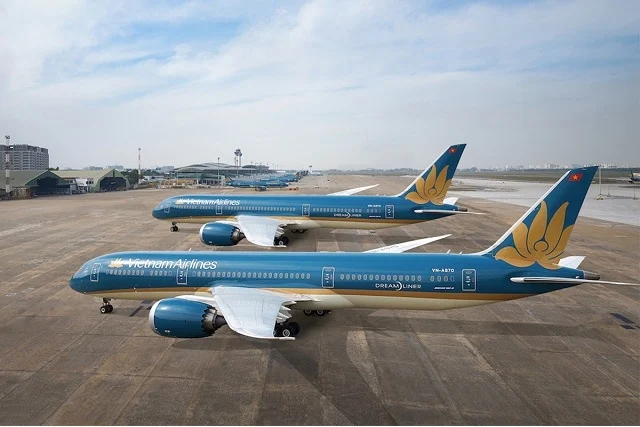 Fuel prices surge, Vietnam Airlines slashes top executives' salaries, forecasts loss in first half of the year.