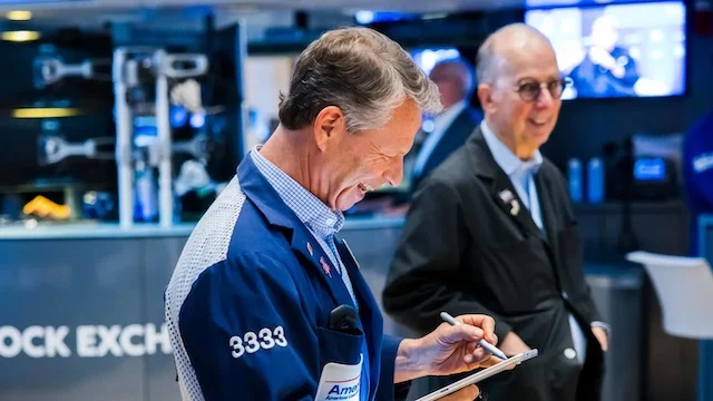 S&P 500 và Nasdaq lại lập kỷ lục mới, cổ phiếu SnowFlake tăng hơn 36%