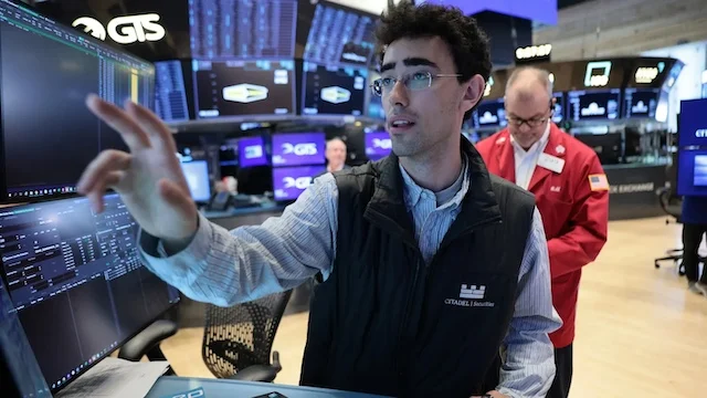 Capital Flows Out of Tech Group, Dow Jones Rises Nearly 900 Points