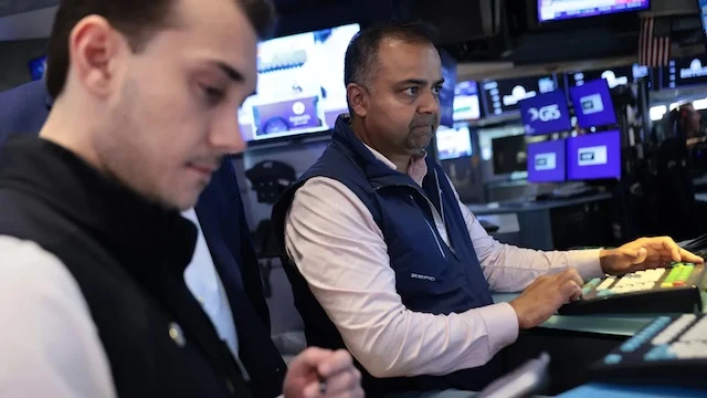 Bán tháo ở nhóm cổ phiếu chip, Nasdaq lao dốc hơn 4%, Dow Jones giảm gần 700 điểm