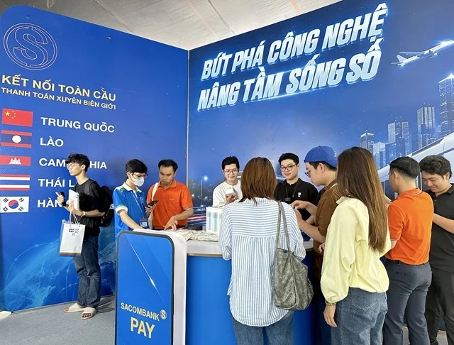 Gian hàng của SACOMBANK thu hút khách quốc tế tại lễ hội tài chính số 2026