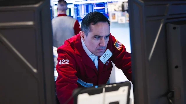 US Stocks Plummet, Dow Jones Loses Over 950 Points