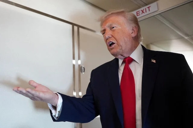 Giá dầu tăng hơn 2% sau khi ông Trump tuyên bố sẽ tấn công Iran "rất mạnh"
