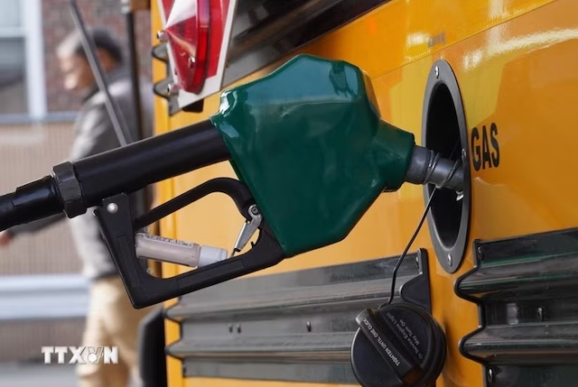 Thỏa thuận Mỹ-Iran giúp giá xăng tại Mỹ giảm dưới 4 USD mỗi gallon