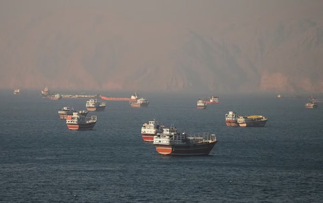 NÓNG: Quân đội Iran bất ngờ tuyên bố phong toả eo biển Hormuz