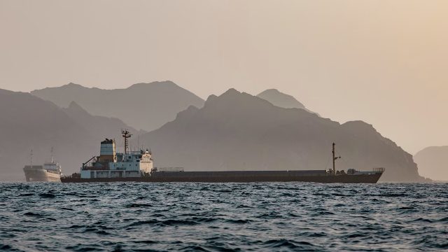Eo biển Hormuz bị phong tỏa, 1,200 tàu và 125 tỷ USD hàng hóa mắc kẹt