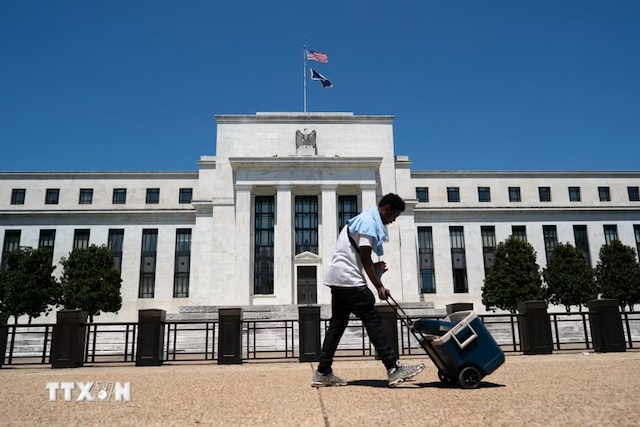 Oil Price Drop May Force Fed to Continue Tightening Monetary Policy