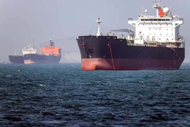 Giá dầu quay đầu tăng 2% sau khi Iran tấn công tàu hàng gần eo biển Hormuz