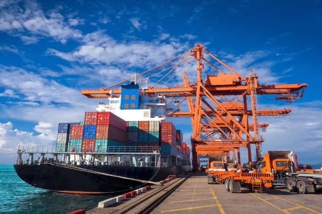 Việt Nam nhập siêu 16.65 tỷ USD trong 6 tháng đầu năm 2026