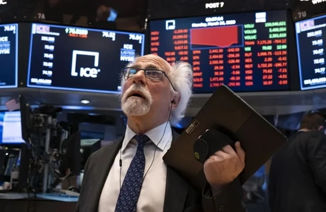 Dow Jones mất hơn 800 điểm, dầu vọt 7%, vàng rớt 3% sau lời đe dọa của ông Trump