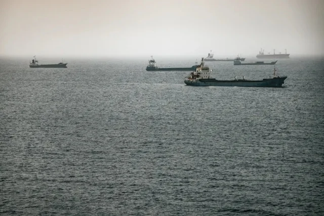 Giá dầu tăng hơn 4% khi Iran tuyên bố đóng cửa eo biển Hormuz