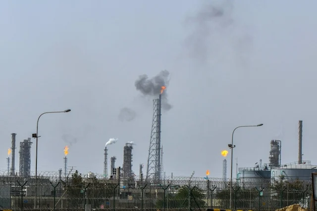 Giá dầu tăng hơn 4% sau vụ tấn công nhà máy điện và khử mặn ở Kuwait