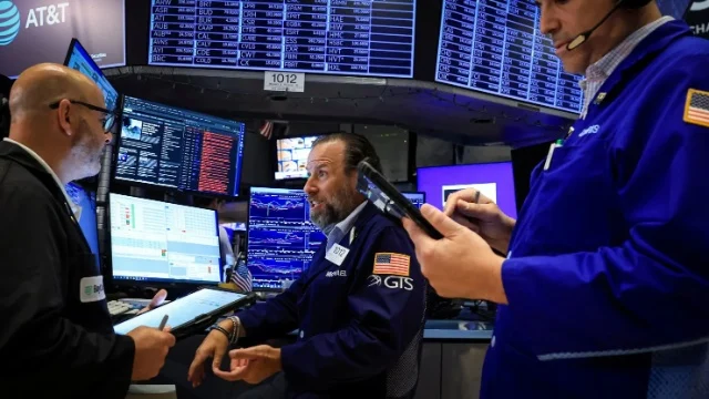 Phố Wall nhuốm sắc đỏ, Dow Jones giảm hơn 300 điểm