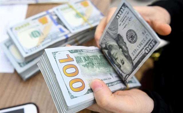 Giá USD tự do lao dốc