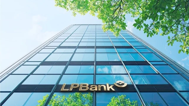 LPBank báo lãi gần 6,000 tỷ đồng, thu ngoài lãi tăng 33% sau 6 tháng đầu năm 2026