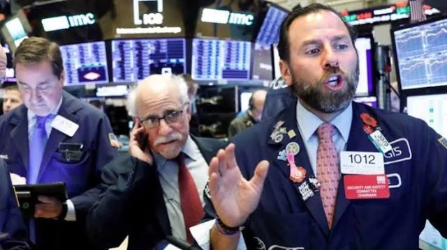 Dow Jones mất hơn 500 điểm khi dầu Brent vượt 100 USD/thùng
