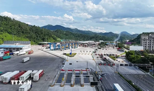 Sôi động dòng chảy thương mại Việt Nam-Trung Quốc qua cửa khẩu Hữu Nghị Quan
