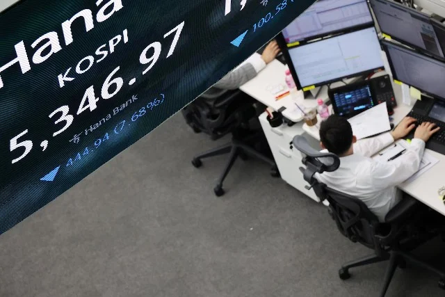 Chứng khoán Hàn Quốc lao dốc 10%, giao dịch nhiều lần bị ngắt khi cổ phiếu chip bán tháo