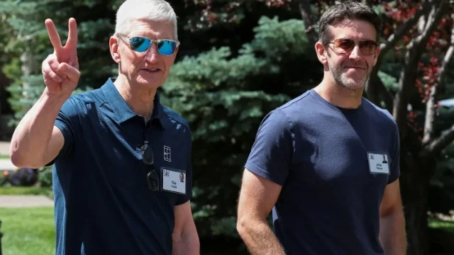 Apple lần đầu chạm mốc vốn hóa 5,000 tỷ USD