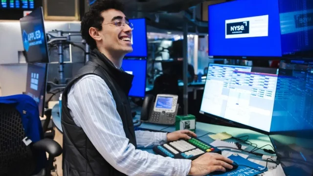 Dow Jones tăng hơn 500 điểm, dòng tiền vẫn rời nhóm cổ phiếu chip