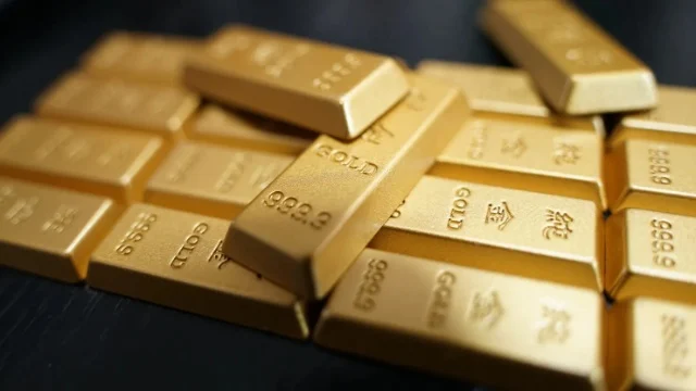 Vàng thế giới giảm hơn 1% chờ quyết định của Fed