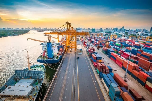 Việt Nam nhập siêu 20.52 tỷ USD trong 7 tháng đầu năm 2026