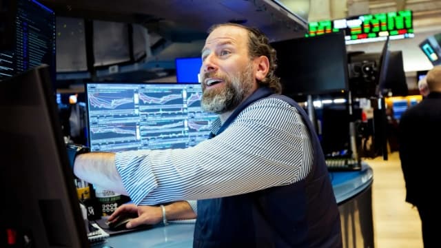 Dow Jones vọt gần 700 điểm sau khi ông Trump hủy kế hoạch tấn công Iran