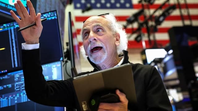 Phố Wall bùng nổ, Dow Jones tăng hơn 900 điểm, S&P 500 lần đầu vượt 7,700 điểm