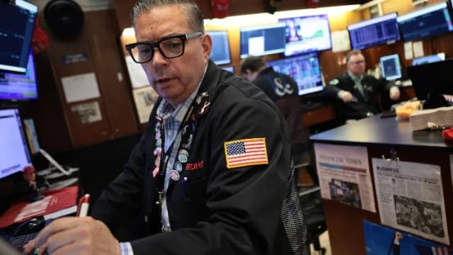 Dow Jones quay đầu giảm hơn 460 điểm