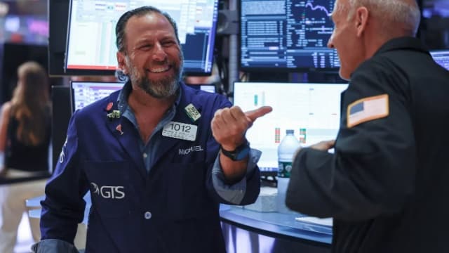 S&P 500 lập đỉnh lịch sử, khép lại tuần tăng mạnh nhất kể từ tháng 4