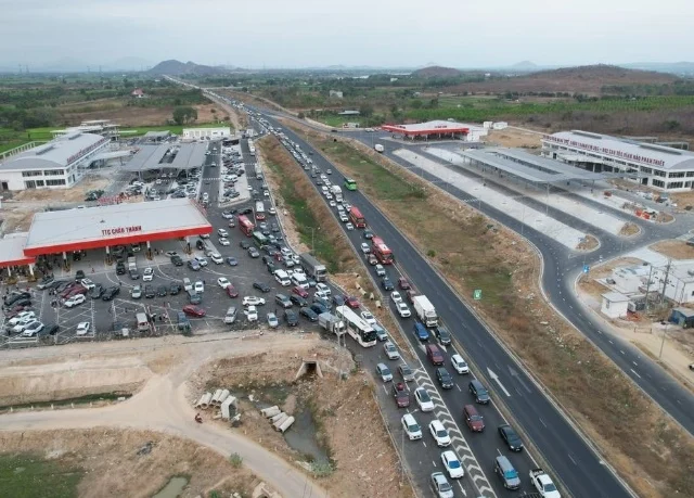 Bộ Xây dựng yêu cầu khẩn trương hoàn thiện hạ tầng sạc điện tại các trạm dừng nghỉ