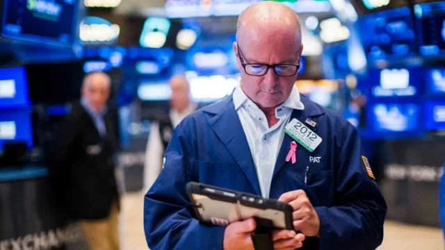 S&P 500 lình xình khi giá dầu tăng mạnh