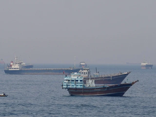 Lưu lượng tàu qua eo biển Hormuz xuống gần đáy ba tháng