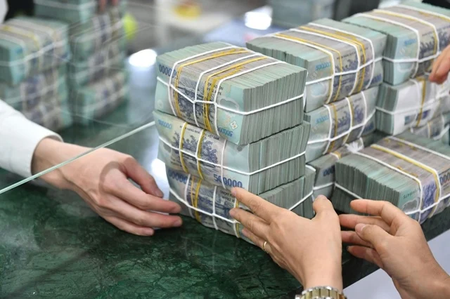 Tiền gửi cư dân vào ngân hàng lập kỷ lục hơn 11 triệu tỷ