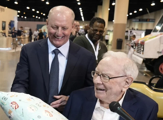 Berkshire Hathaway mạnh tay gom thêm cổ phiếu công nghệ, hàng không và bất động sản