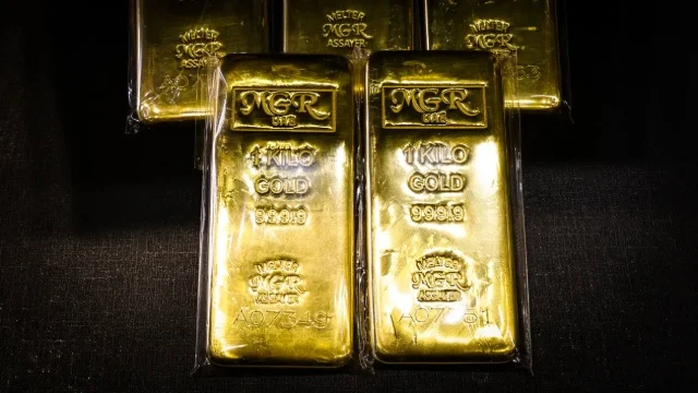 Vàng thế giới lên sát mốc 4,500 USD
