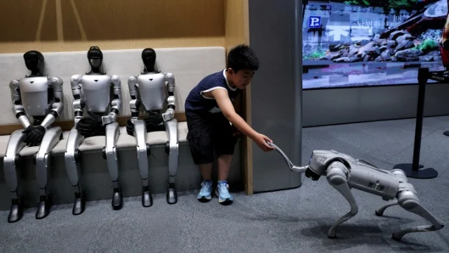 Cổ phiếu của hãng robot hình người Trung Quốc tăng gần 600% ngay phiên chào sàn