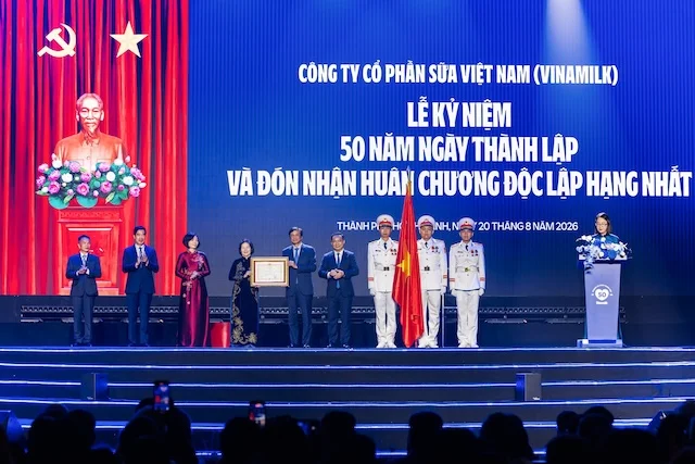 Vinamilk đón nhận Huân chương Độc lập hạng Nhất