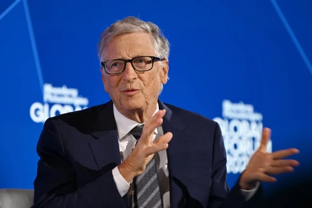 Bill Gates bán bớt cổ phiếu công ty của Warren Buffett, tập trung vào các doanh nghiệp công nghiệp, tiêu dùng