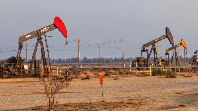 Dầu Brent tăng hơn 2% khi Nhà Trắng cho biết Mỹ chưa đàm phán với Iran