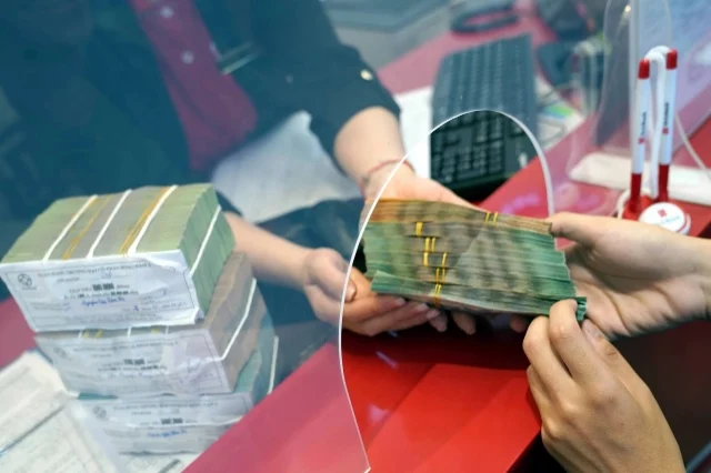 Lãi suất liên ngân hàng giảm mạnh, thanh khoản tiếp tục dồi dào