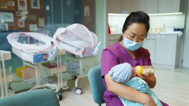 Singapore mạnh tay chi tiền và ưu đãi để khuyến khích sinh con