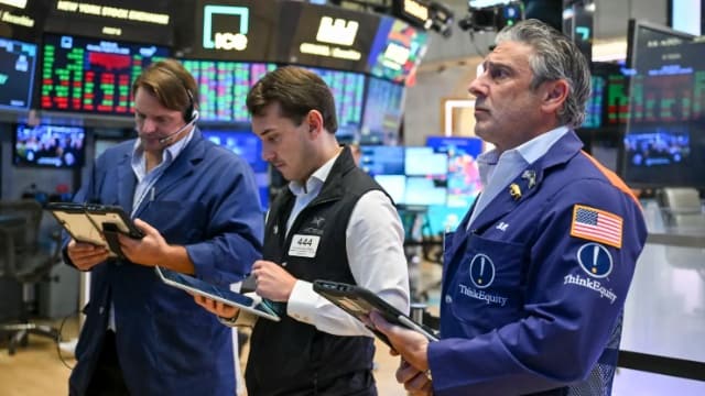 Dow Jones lao dốc 370 điểm sau khi Mỹ tấn công Iran