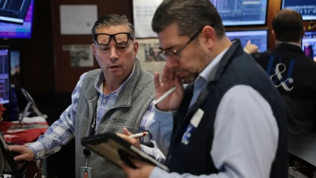 Dow Jones giảm gần 300 điểm sau báo cáo việc làm mạnh hơn dự báo