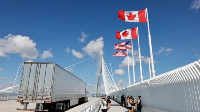 Canada chính thức áp thuế quan tới 50% với Mỹ